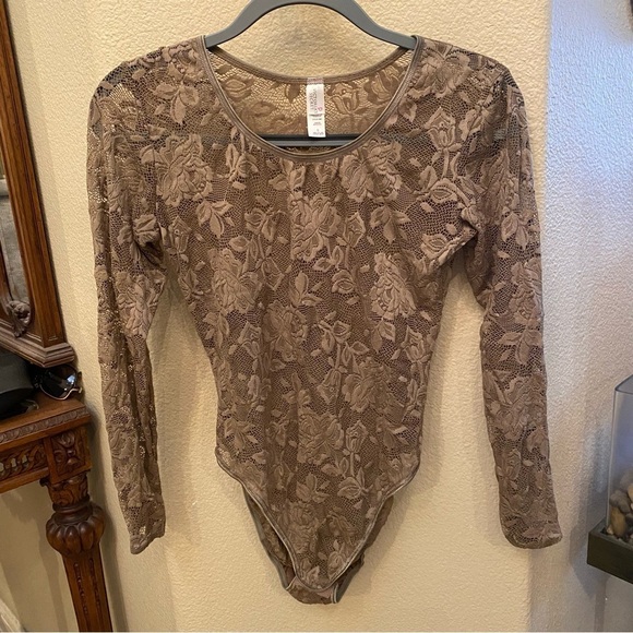 VICTORIA’S SECRET Women Light Olive Floral Long Sleeve Lace Bodysuit Size Small - Picture 1 of 8